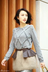 组图：张俪拍温暖冬日街拍  毛衣混搭秀女人味