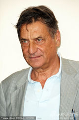 组图：《硬纸盒小镇》记者会 女主角光头造型抢眼