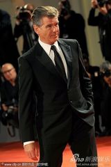 组图：老牌007布鲁斯南帅气现身威尼斯美女环绕