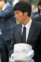 幻灯图：韩星朴龙河骨灰下葬 家人好友送最后一程