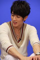 高清组图：吴尊做客新浪花絮照 阳光美男表情百变