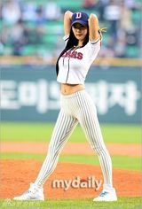 组图：韩国女艺人Clara担任棒球比赛开球嘉宾