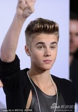 组图：比伯红毯现场亲吻老妈秀亲情抢镜