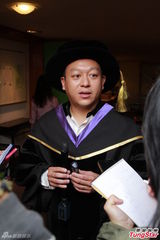 组图：徐淑敏获颁荣誉博士 望孩子有同样成就