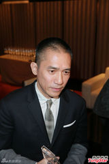 组图：章子怡火红包身裙挽手梁朝伟 宗师夺4奖