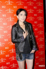 组图：刘嘉玲亮相上海 皮衣搭配牛仔短裤秀美腿