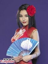 组图：许颖半裸画人体彩绘宣传动画电影