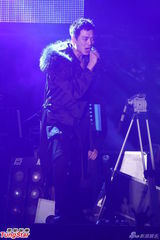 组图：A-Lin落泪小宇忙救场 信旋风登台引高潮