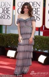 组图：金球奖乔-恰阿帕蕾丝宝塔裙亮相红毯