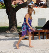 组图：大胸妈咪索菲娅日光浴 丁字裤露底忙遮挡