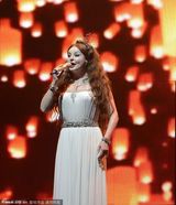 组图：莎拉布莱曼广州开唱 光影打造浩瀚宇宙