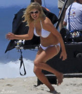 阿普顿比基尼豪放抖奶 迪亚兹衬衫蔽体羞比美