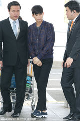 组图：金秀贤现身机场 见镜头热情挥手招呼