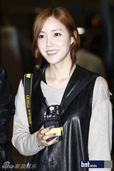 组图：T-ara孝敏与新女团结束欧洲旅行回国