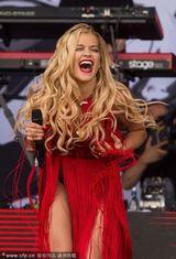 组图：丽塔-欧拉献唱音乐节布条裙性感逼人