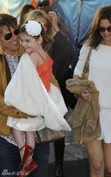 幻灯图集：阿汤哥一家看球 小苏瑞头戴白花似公主