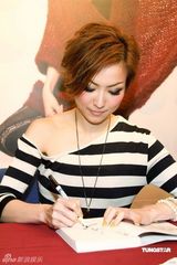 幻灯图：郑秀文台北宣传新书 与粉丝亲密互动 