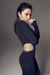 组图：冯雨芝时尚大片秀身材 摄影师陈曼鼎力助阵