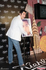 组图：吴千语揭林峰睡姿写真 反驳贪慕虚荣论