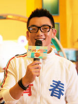 组图：郑恺出席潮流派对 人气剧增成青春代言人