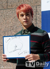 组图：BEAST出席粉丝签名会休闲装显亲和