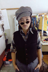 组图：何洁婚后开工 贴胡须变帅气假小子