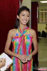 组图：港姐决赛前泳装亮相 上届冠军模拟戴后冠