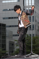 幻灯：罗志祥邀300粉丝拍MV 耍浪漫宠溺女友