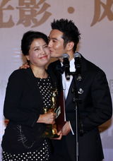 组图：金鸡百花节颁奖礼后台 众星亲吻奖杯