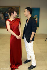 组图：谢楠上海宣传 与众男星合演红与黑礼服秀