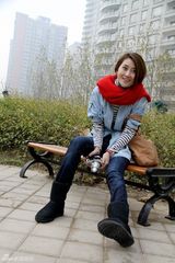 组图：林鹏冬日街拍显高挑身材 气质出众笑迎圣诞