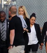 组图：查理兹-塞隆街头亮相紧身裙秀身材