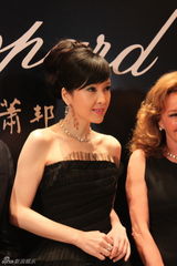 组图：周慧敏妩媚出席活动 肌肤白皙气质优雅高贵