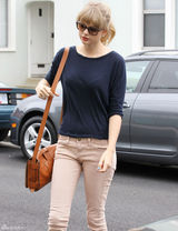 高清图：泰勒-斯威夫特街拍 简约装扮魅力不减