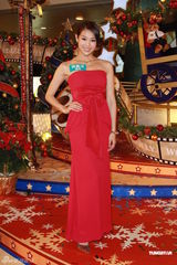 组图：胡杏儿出席圣诞亮灯仪式 艳丽红裙喜庆