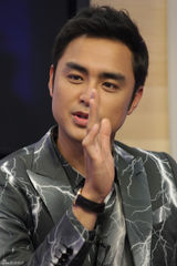 组图：明道赤膊录歌照镜子 纪佳松太太常查岗