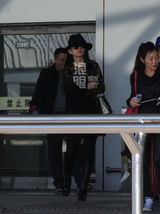 组图：李湘一家三口现身机场 萌萝莉呆坐行李箱