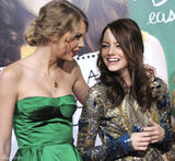 高清组图：泰勒-斯威夫特性感低胸礼服亮相