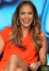 高清图：洛佩兹橙色裙亮相当《美国偶像》评委