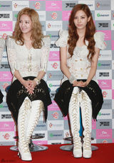 组图：少女时代记者会 成员白色蕾丝装性感亮相