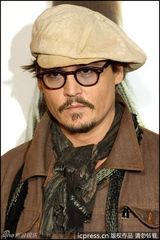 组图：约翰尼-德普亮相新片记者会 女主角花枝招展