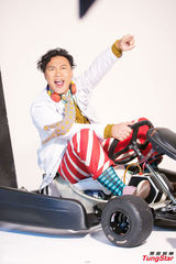 组图：陈奕迅化身音乐所长 开卡车玩飘移