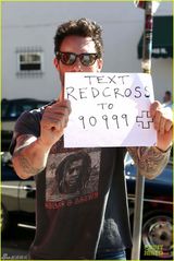 组图：魔力红骚当与女友用餐 遇狗仔举捐款纸牌