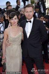 组图：麦克格雷格携妻走秀显恩爱