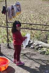 组图：《爸爸》萌娃当家照顾宝宝 kimi意外落水