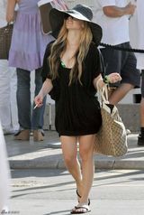 高清组图：艾薇儿法国度假服饰休闲 乐做平凡女生