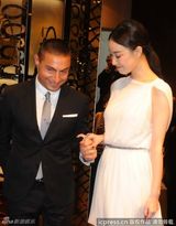 组图：倪妮白裙代言气质优雅宛若女神