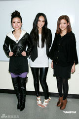 幻灯图：王祖蓝扮美女 重演郑中基阿SA记者会片段 