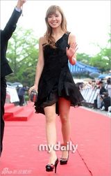 组图：百想红毯朴有天帅气 女星主打黑裙秀性感