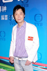 高清图：马浚伟与郭羡妮冰释前嫌亲密拍照